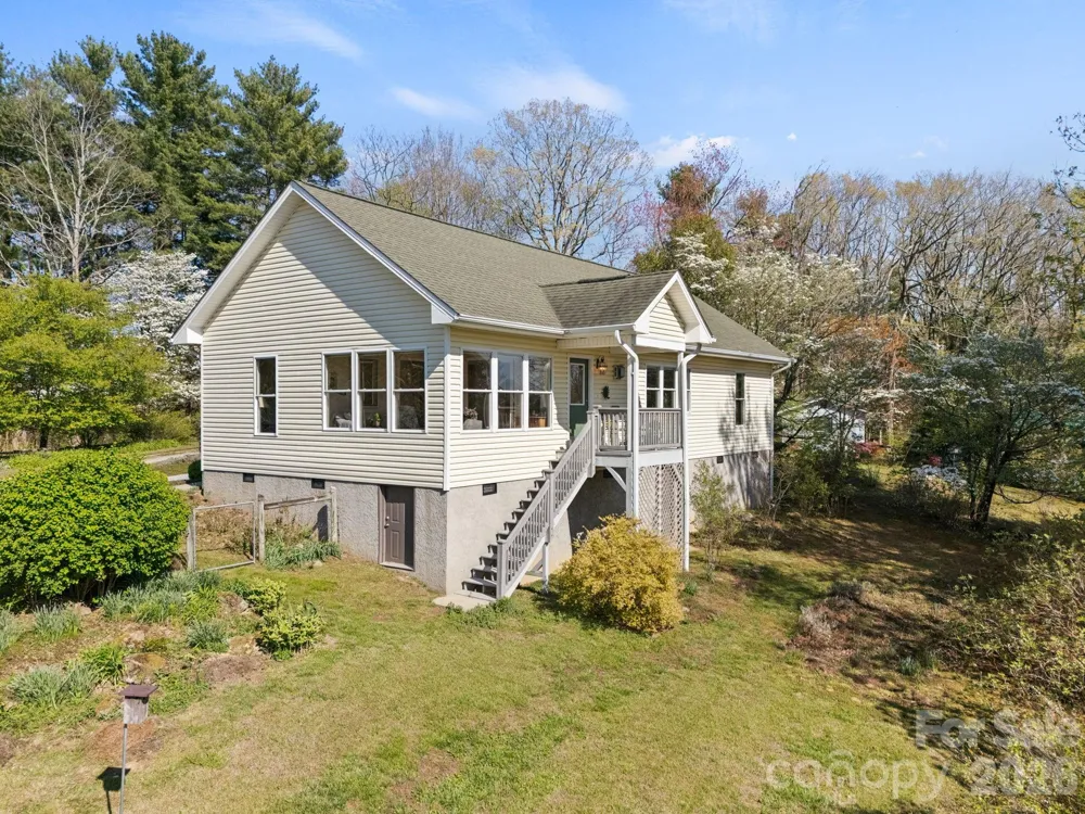367 Crescent Street Saluda, NC 28773