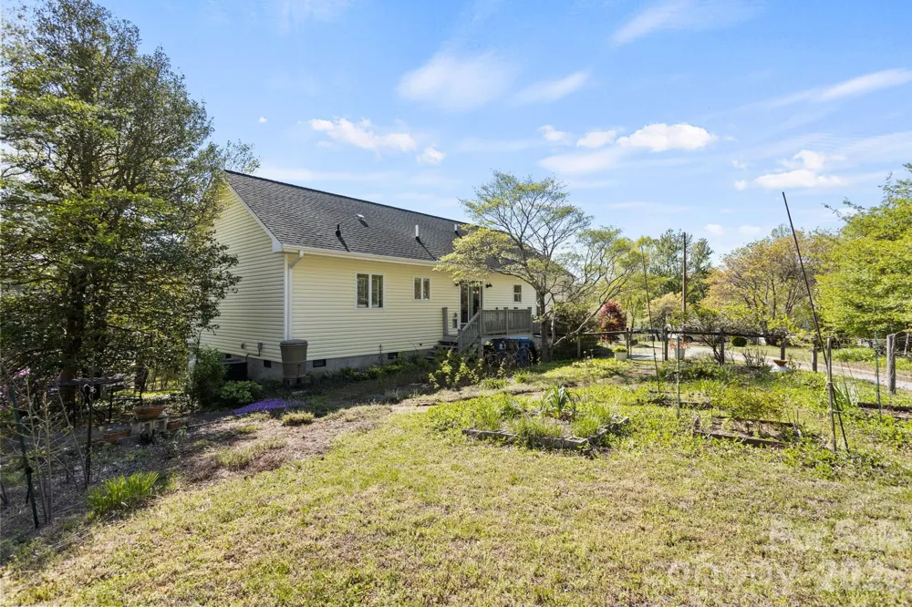 367 Crescent Street Saluda, NC 28773