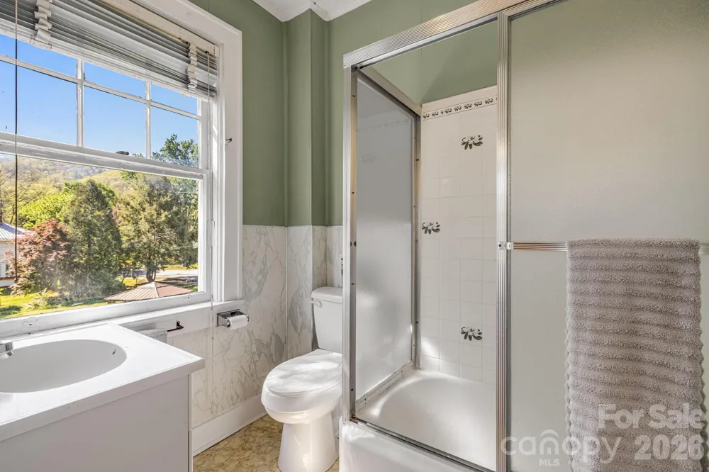 29 Walnut Street Hot Springs, NC 28743