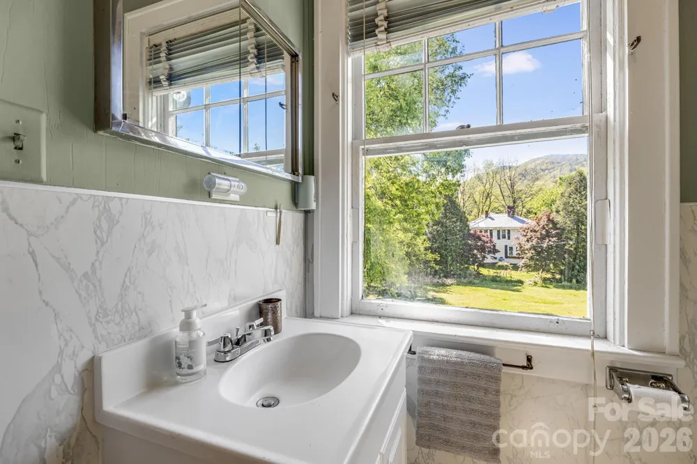 29 Walnut Street Hot Springs, NC 28743