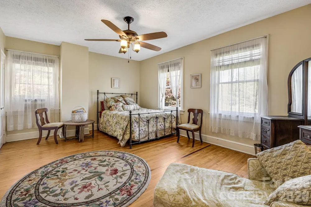 29 Walnut Street Hot Springs, NC 28743