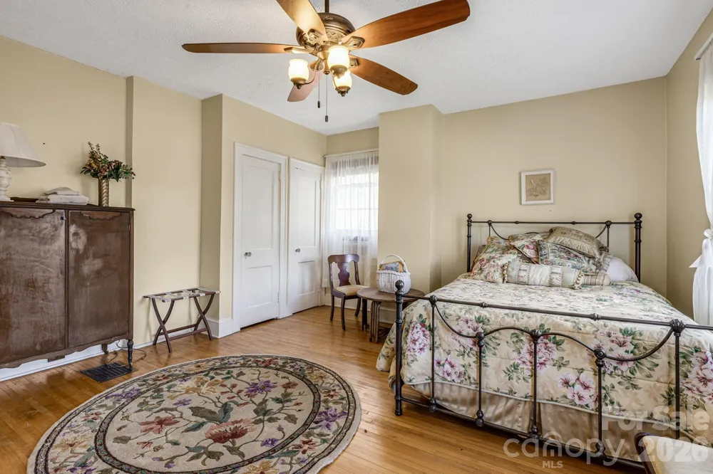 29 Walnut Street Hot Springs, NC 28743