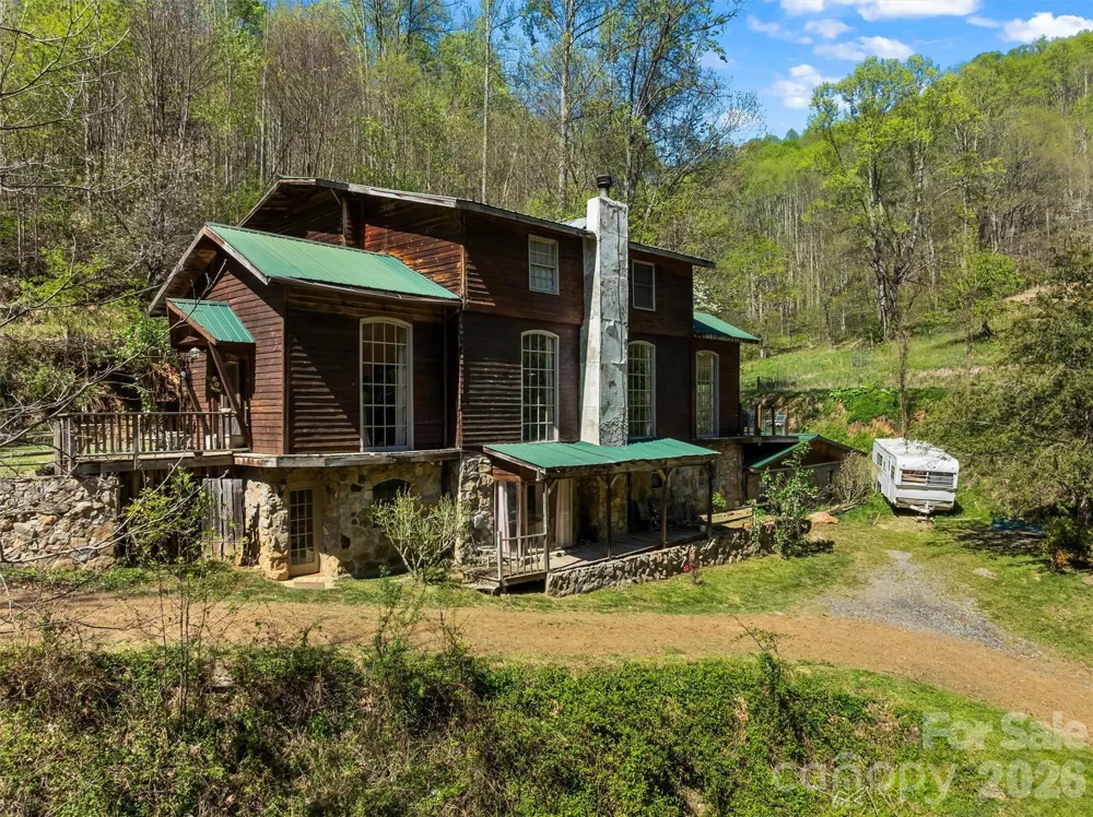 1717 Howard Moore Road Hot Springs, NC 28743