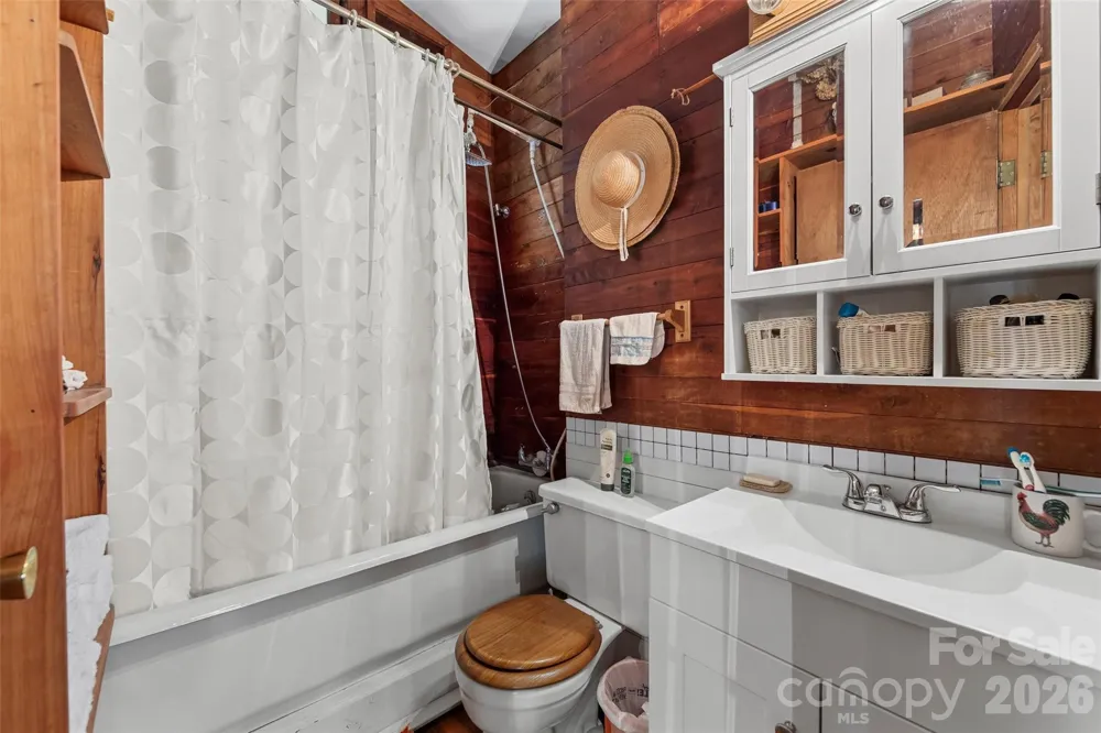 1717 Howard Moore Road Hot Springs, NC 28743