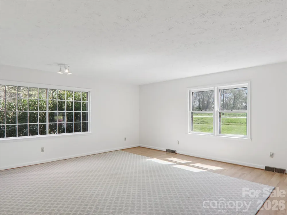 927 Ladson Road Mills River, NC 28759