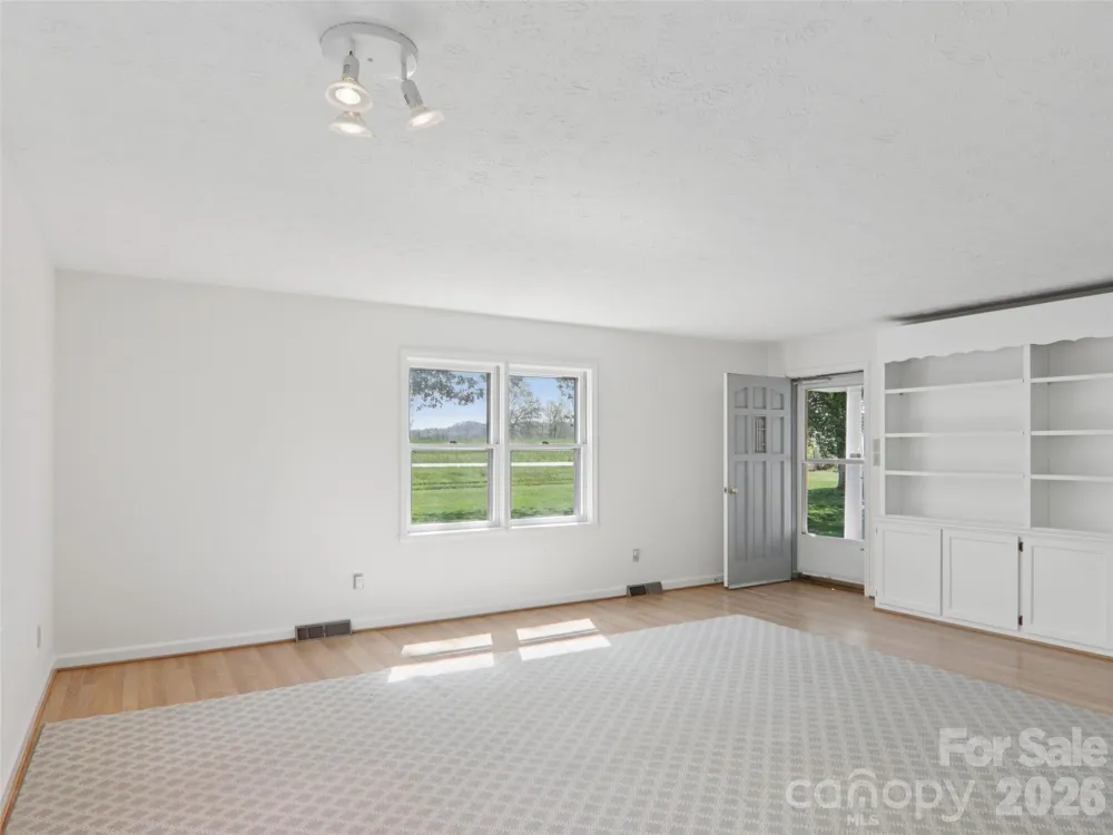 927 Ladson Road Mills River, NC 28759