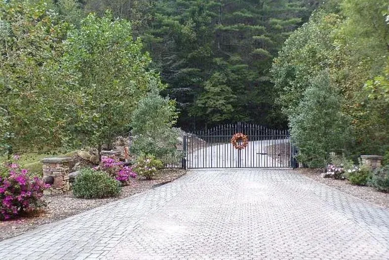 100 Black Bear Ridge Trail Zirconia, NC 28790