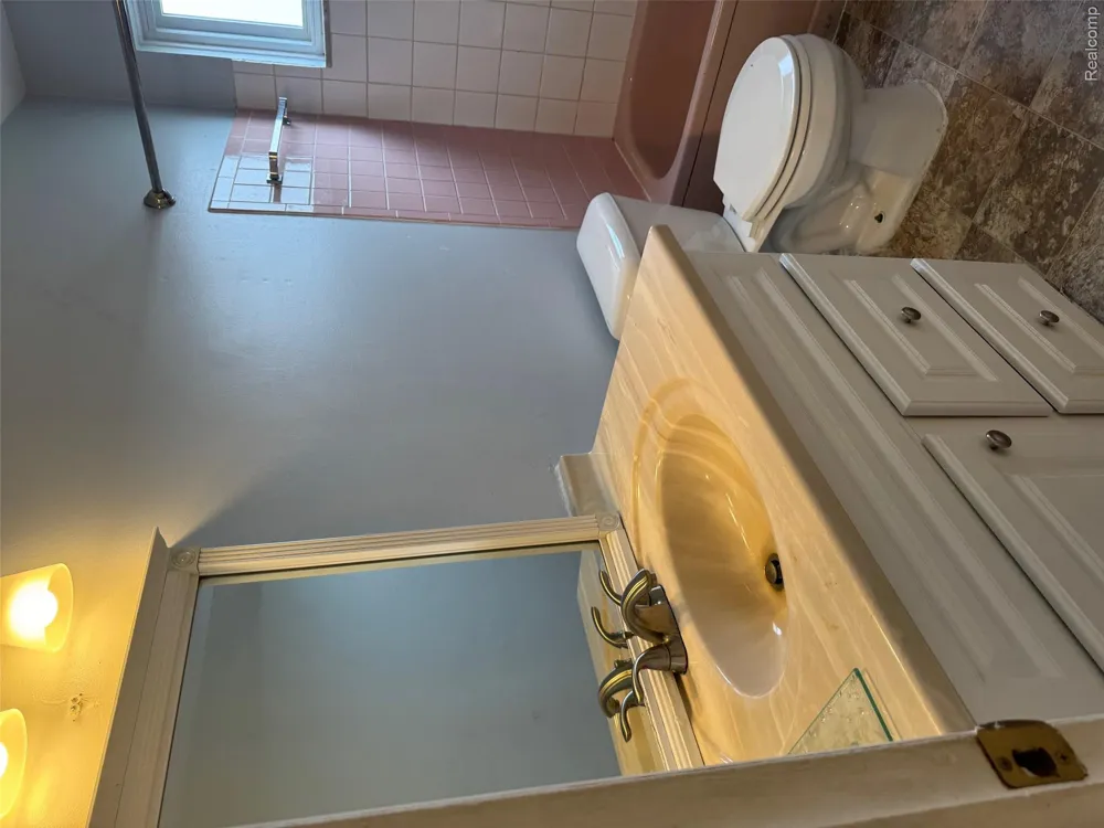 25301 5 Mile rd #109 Redford Charter Township, MI 48239