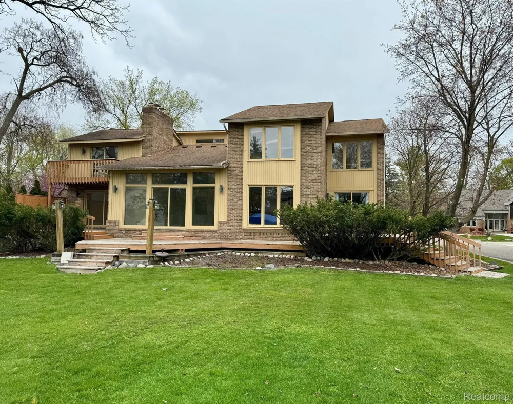 3234 PINE LAKE ROAD West Bloomfield Charter Township, MI 48324