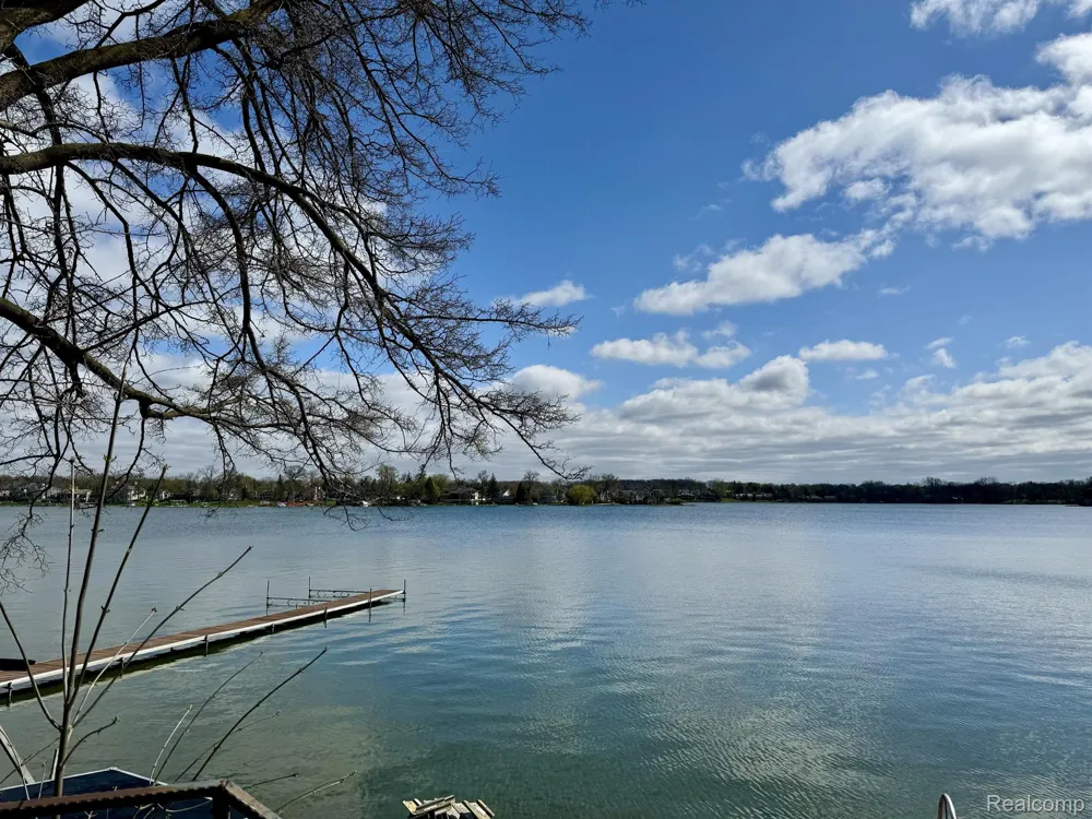 3234 PINE LAKE ROAD West Bloomfield Charter Township, MI 48324