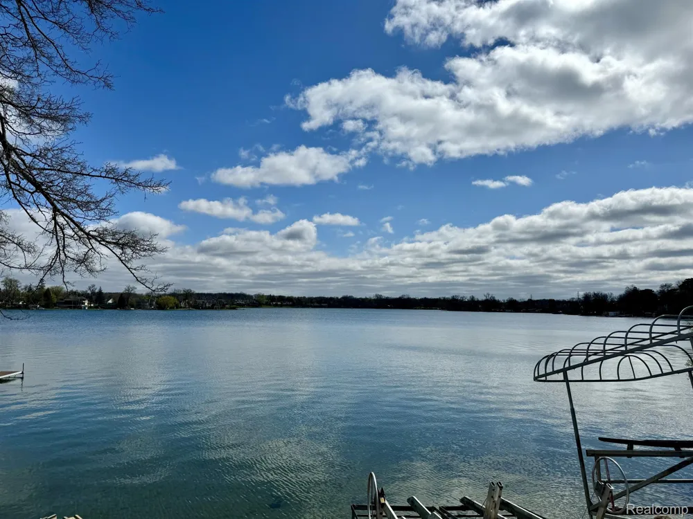 3234 PINE LAKE ROAD West Bloomfield Charter Township, MI 48324