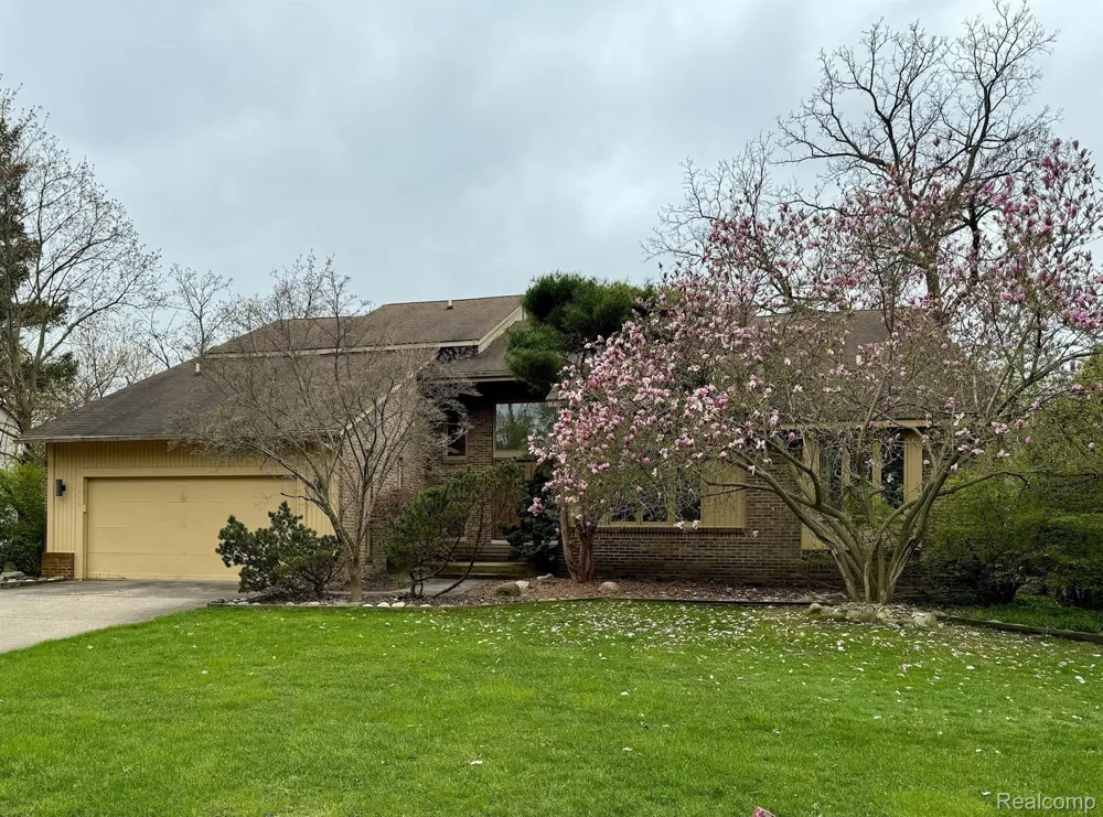 3234 PINE LAKE ROAD West Bloomfield Charter Township, MI 48324