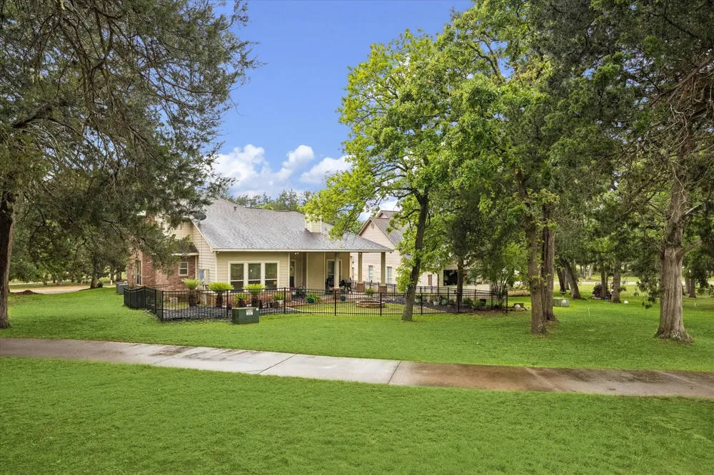 514 Pinehurst Drive New Ulm, TX 78950