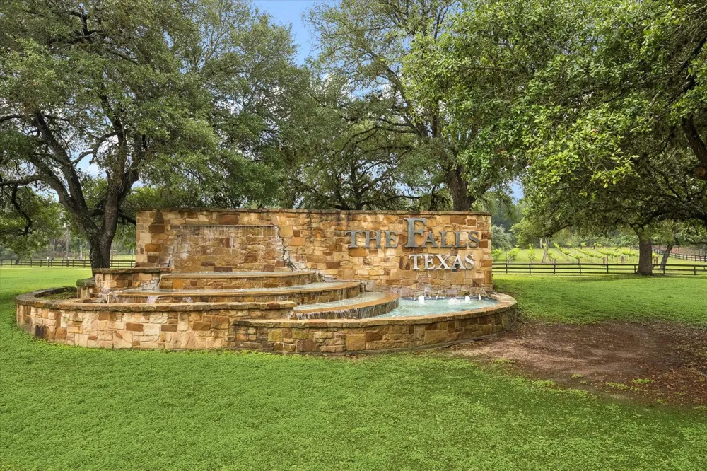 514 Pinehurst Drive New Ulm, TX 78950