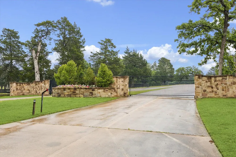 514 Pinehurst Drive New Ulm, TX 78950