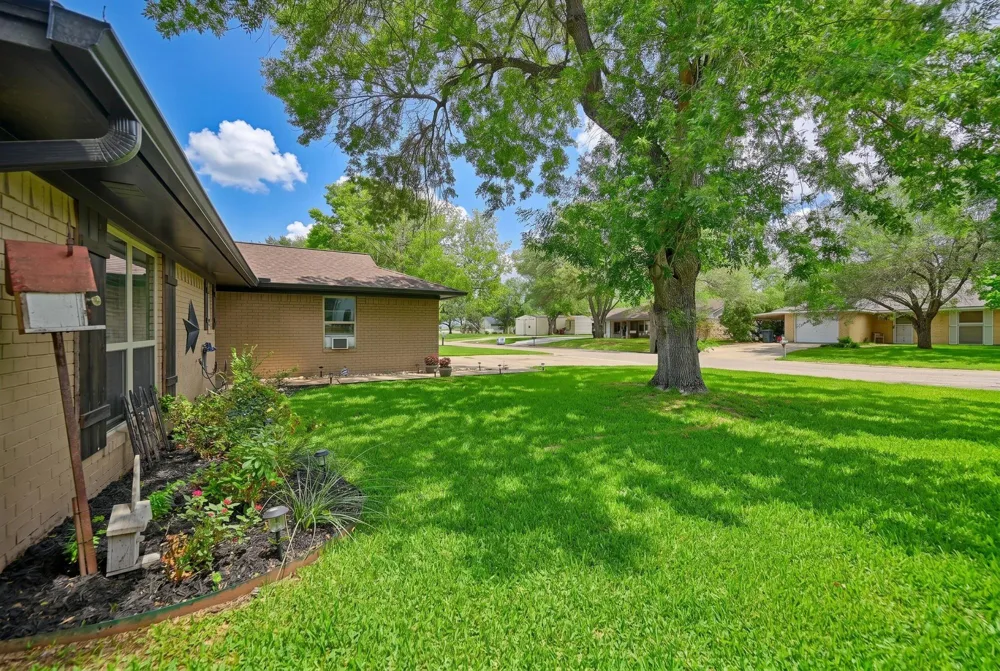 908 Pine Drive Caldwell, TX 77836