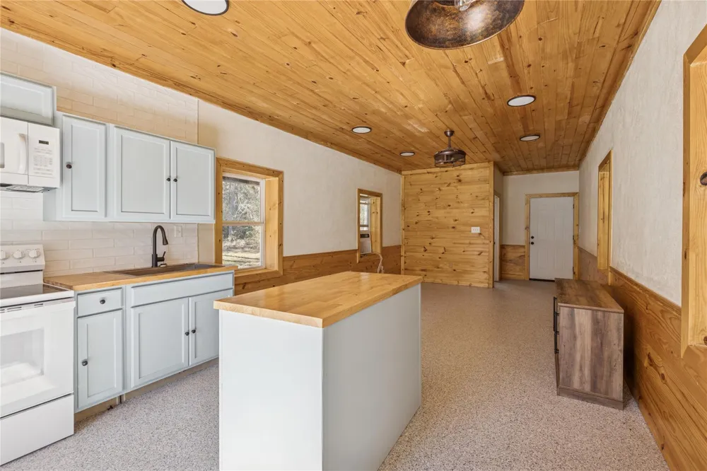 118 Roosevelt Street Shepherd, TX 77371
