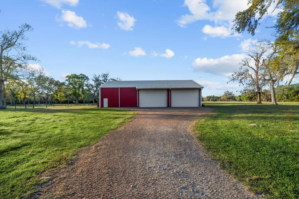 7341 County Road 27 Damon, TX 77430