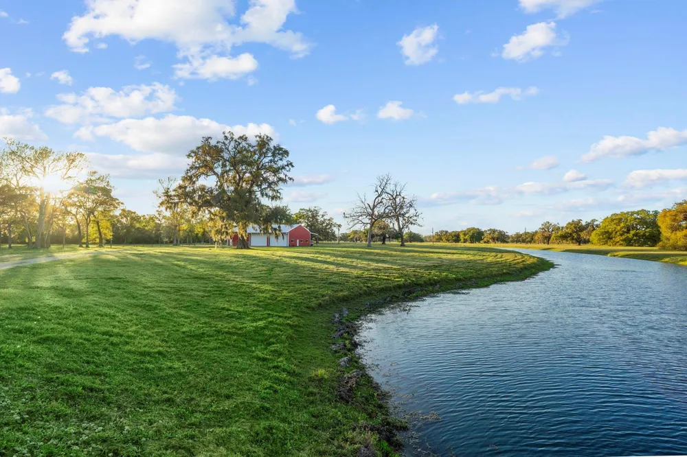 7341 County Road 27 Damon, TX 77430