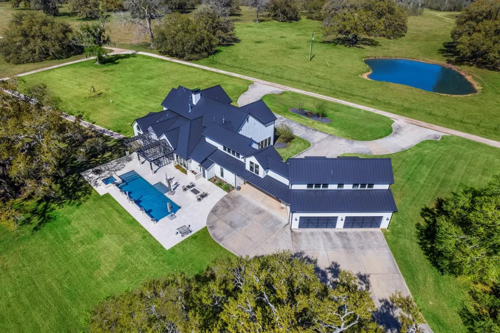 7341 County Road 27 Damon, TX 77430