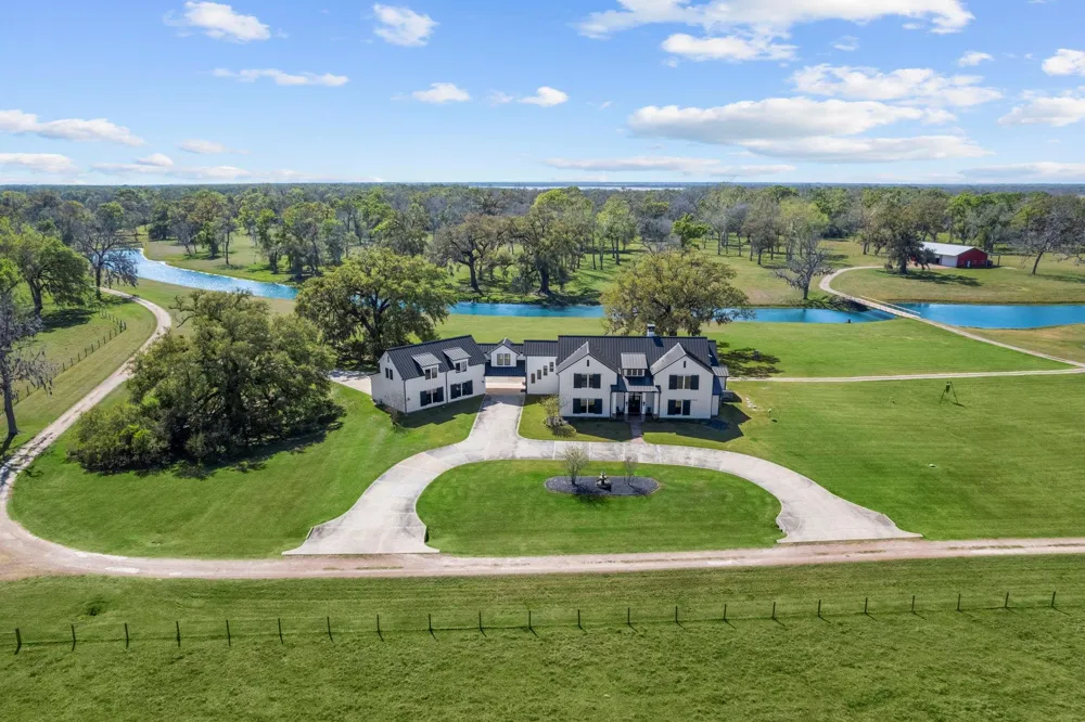 7341 County Road 27 Damon, TX 77430