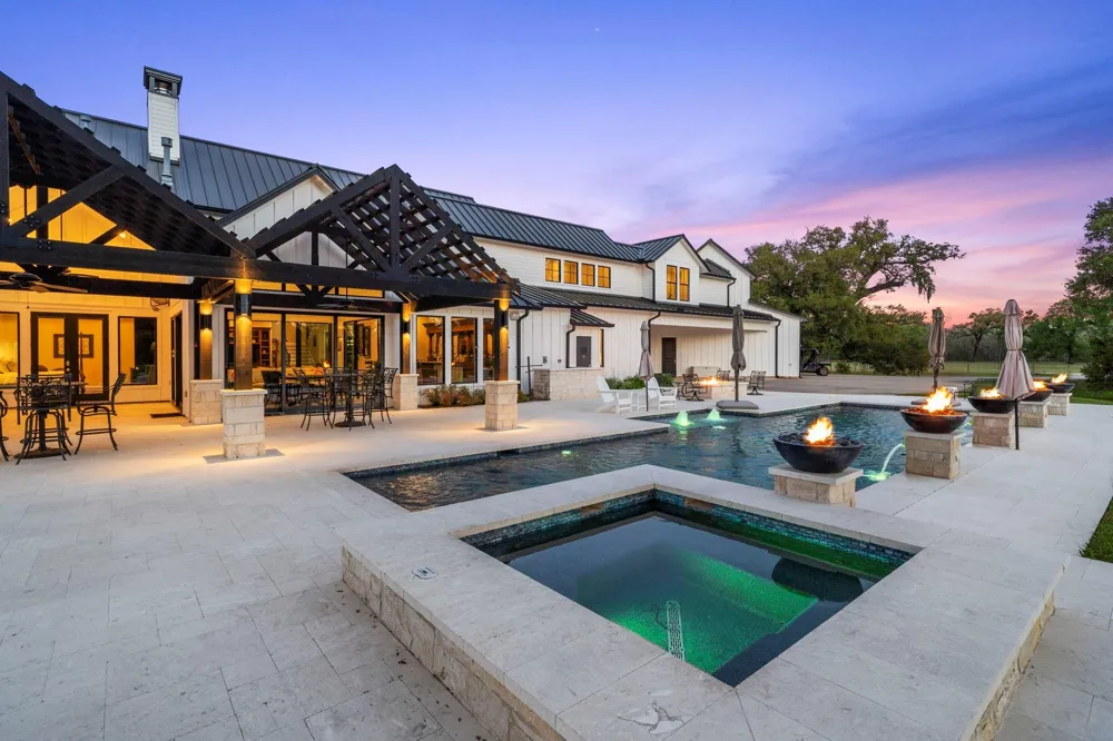 7341 County Road 27 Damon, TX 77430