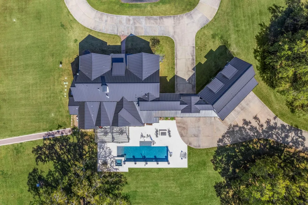 7341 County Road 27 Damon, TX 77430