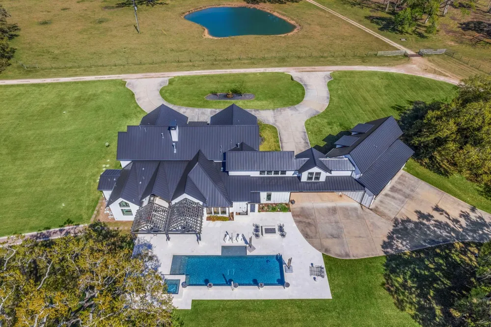 7341 County Road 27 Damon, TX 77430
