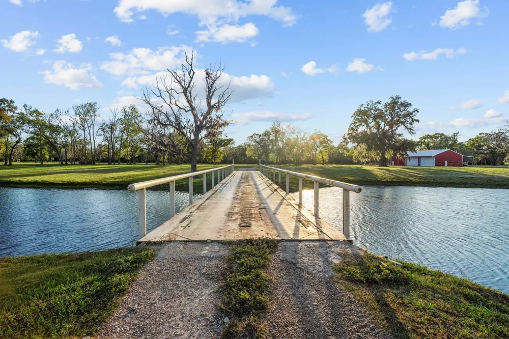 7341 County Road 27 Damon, TX 77430