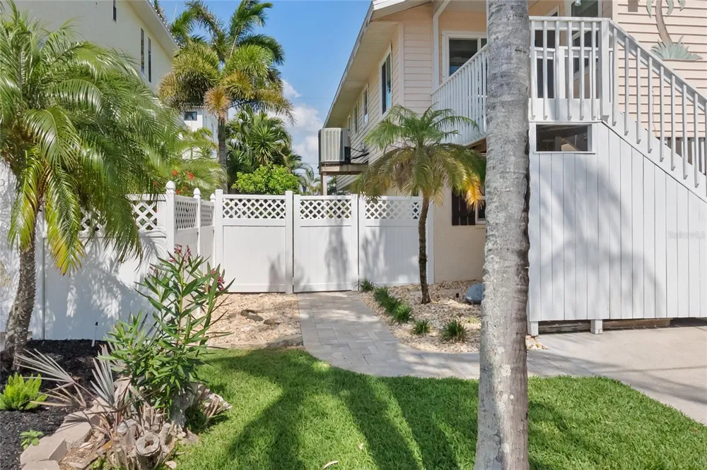 2905 AVENUE C Holmes Beach, FL 34217