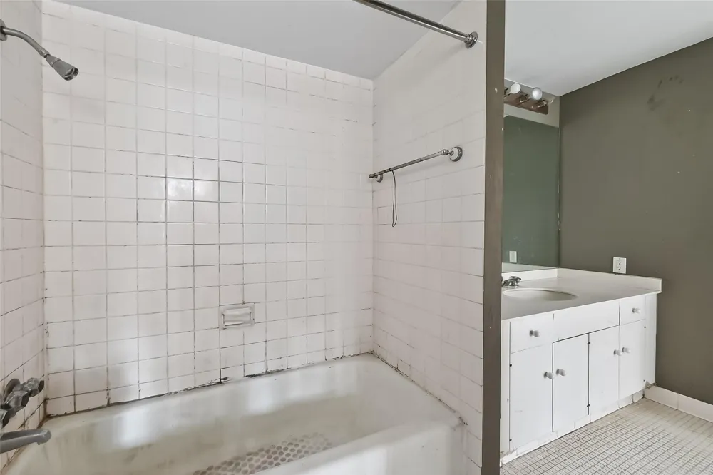 15 Greenway Plaza #2A Houston, TX 77046