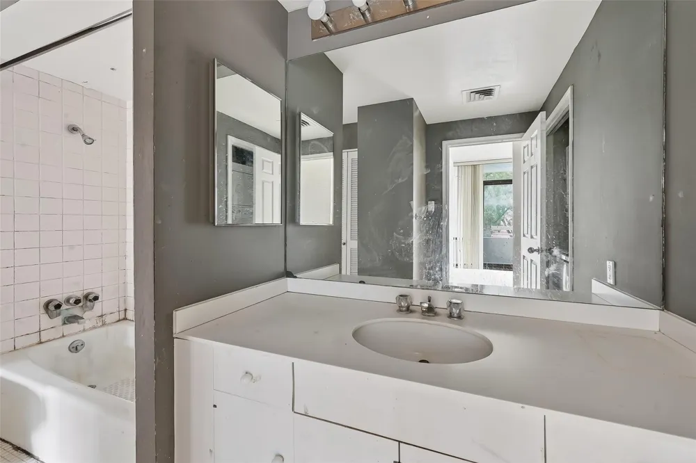 15 Greenway Plaza #2A Houston, TX 77046