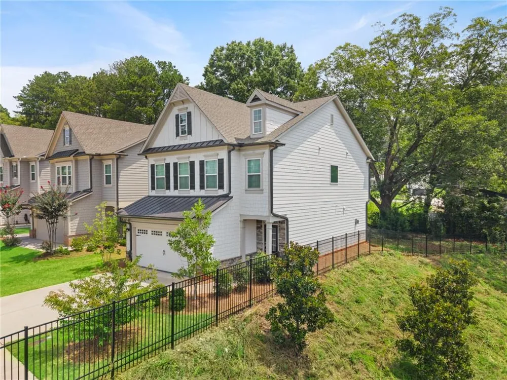 3327 Park Pointe Circle Scottdale, GA 30079