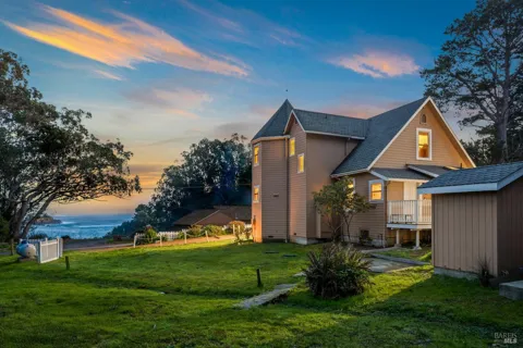45180 Headlands Drive