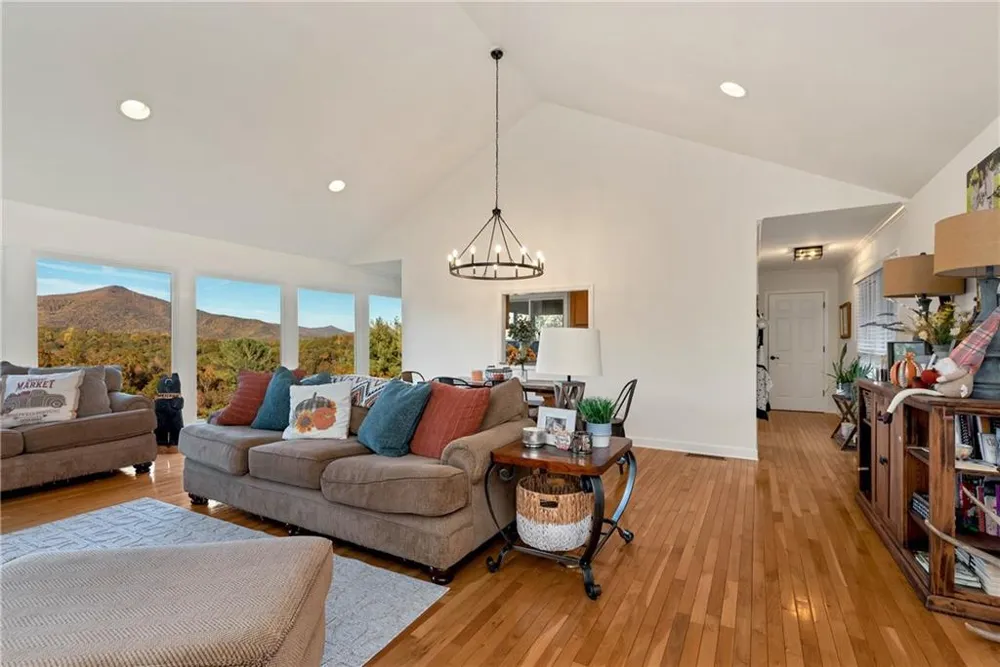962 Woodbrier Sautee Nacoochee, GA 30571