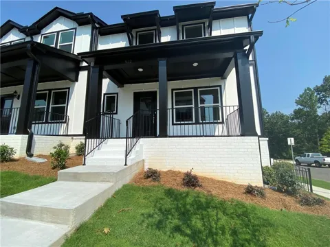 912 Sweetwater Grove