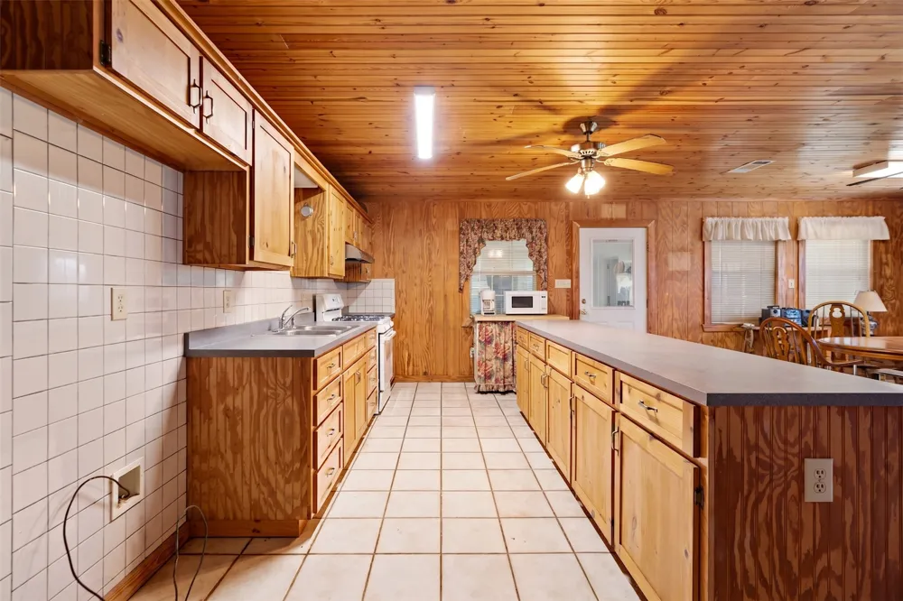 2000 COUNTY ROAD 2420 Honey Grove, TX 75446
