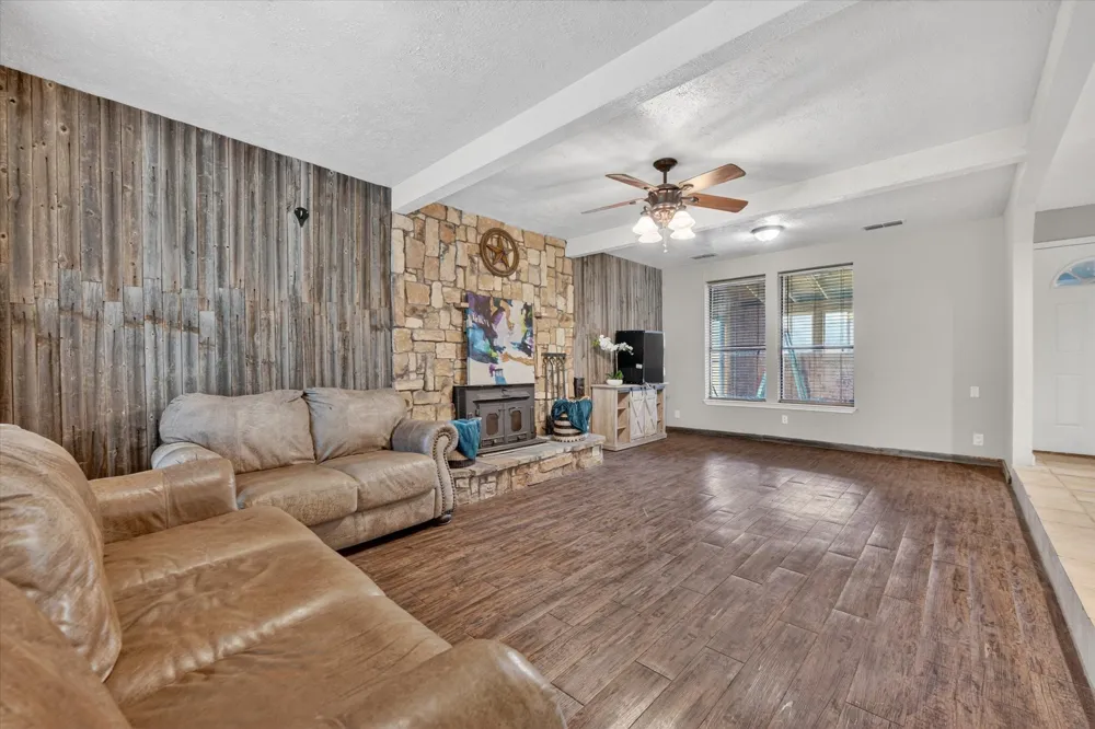 1276 County Road 1480 Alvord, TX 76225