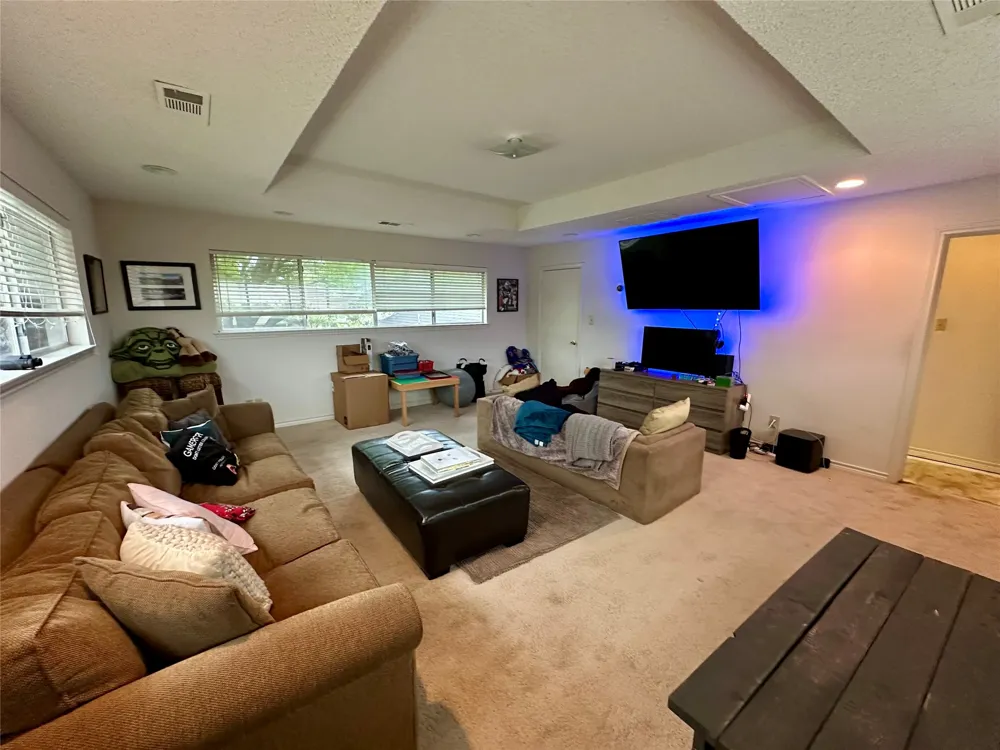 7145 Crooked Oak Drive Dallas, TX 75248