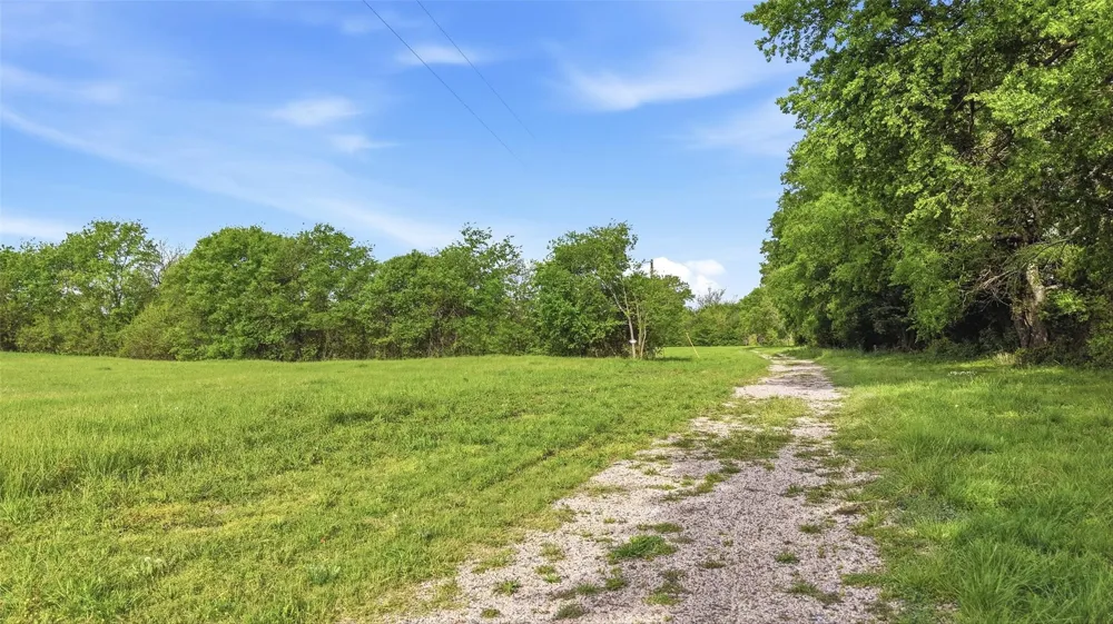 9015 US Highway 69 Bells, TX 75414