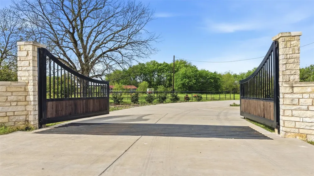 9015 US Highway 69 Bells, TX 75414