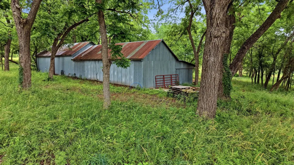 9015 US Highway 69 Bells, TX 75414