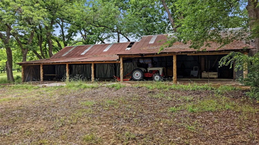 9015 US Highway 69 Bells, TX 75414
