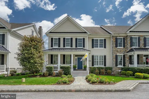 3708 LISETER GARDENS