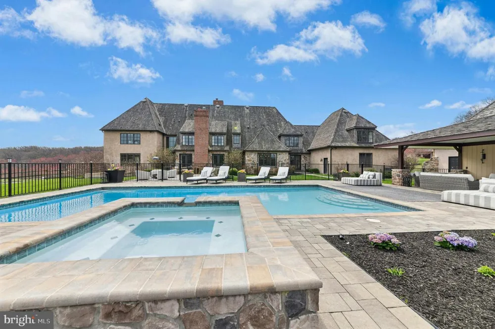 2214 MELROSE LANE Bethlehem, PA 18015