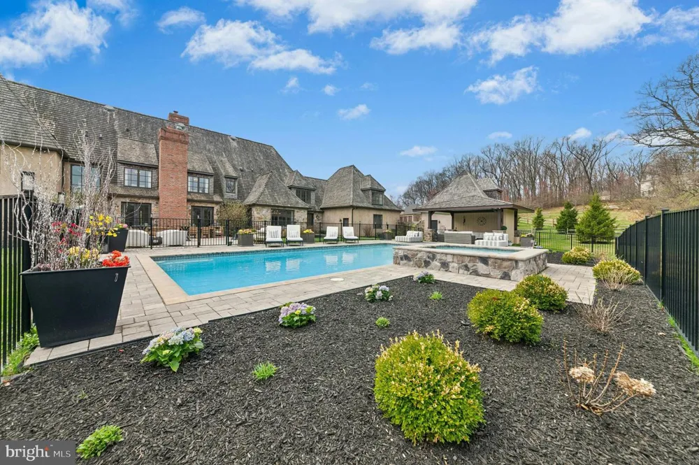 2214 MELROSE LANE Bethlehem, PA 18015