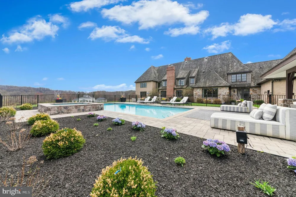 2214 MELROSE LANE Bethlehem, PA 18015