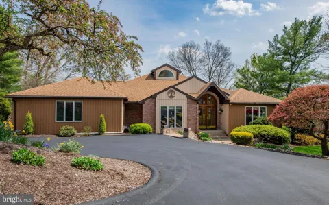 3023 MOUNTAIN CRESCENT