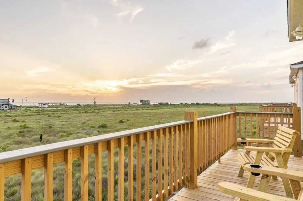 1103 Waco Gilchrist, TX 77617
