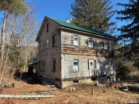 17 Deep Hollow Hill Road